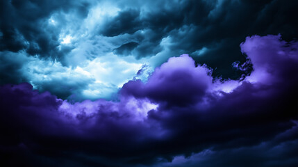Obraz premium Dramatic Sky with Vibrant Purple and Blue Storm Clouds at Dusk