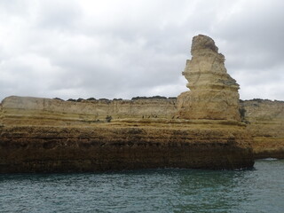 Höhlen und Klippen vor der portugisieschen Atlantikküste