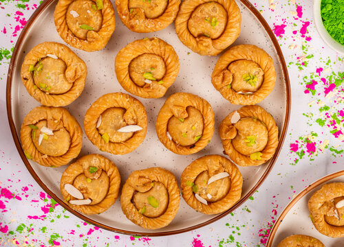 Round gujiya