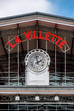 Paris, France - 4 mars 2025: Enseigne et horloge de la Grande Halle de la Villette, ancien b&acirc;timent des abattoirs de Paris, aujourd'hui salle accueillant des manifestations culturelles et des salons