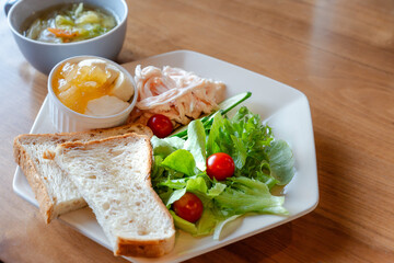 ヘルシーな朝食プレートセット