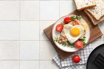Plate with tasty fried egg, toast, bacon, tomatoes and arugula on light tile background