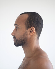 Obraz premium Dark-skinned man, head close-up over white background.