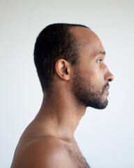 Obraz premium Dark-skinned man, head close-up over white background.