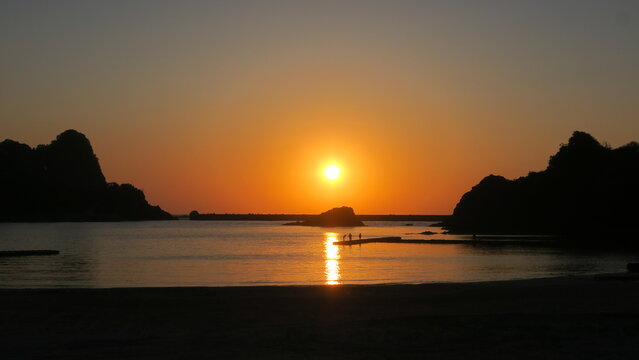 夕焼けの海岸