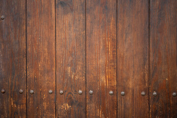 Obraz premium Close-up of a wooden door with metal studs