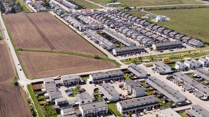 Osiedle zamknięte – spokojna okolica z nowoczesną zabudową szeregową