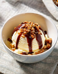 Helado con salsa de chocolate y nueces