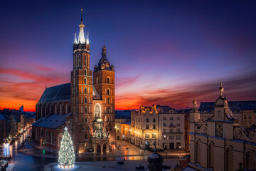 Fototapeta premium Main Square (Saint Mary's Basilica) in Krakow at magic dawn during Christmas time, Poland