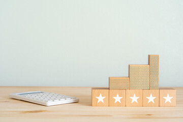 星マークが書かれたブロック、不動産の模型、電卓