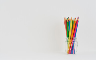 ガラスの瓶にカラフルな色鉛筆