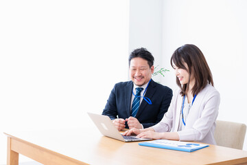 新入社員の教育をする上司