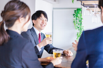 Fototapeta premium お酒を飲みながら話すビジネスパーソン