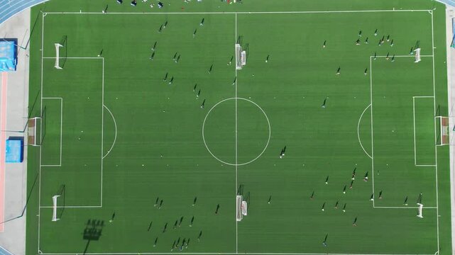 campo da calcio in erba sintetica visto dall'alto con un drone