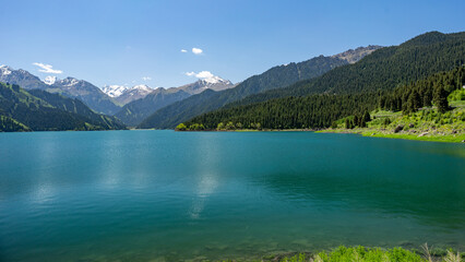 lake in the mountains，天山天池