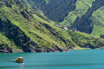lake in the mountains，天山天池