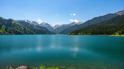 lake in the mountains，天山天池