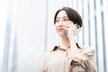 ビル街で通話をする女性	
