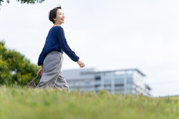 丘を歩く女性	