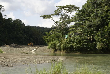 Explotación de oro en el río Dagua Valle del Cauca Colombia