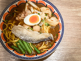 Flavorful Malaysian Noodles with Fired Fish and Varied Toppings
