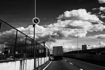 日本の高速道路の光景