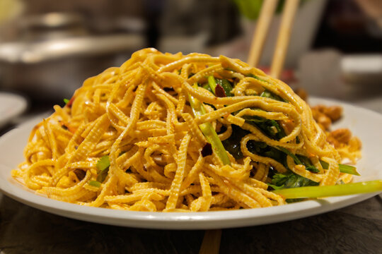 Comidas t&iacute;picas en China, platos con comida sabrosa y con mucho color.