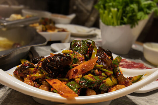 Comidas t&iacute;picas en China, platos con comida sabrosa y con mucho color.