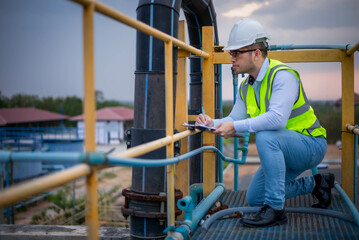 The chief water engineer is seriously inspecting the operation of the provincial waterworks...