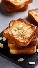 아몬드 슬라이스가 올려진 맛있게 구워진 토스트 Deliciously toasted toast topped...