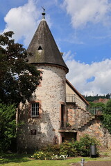 Blick auf den Hirschturm im Zentrum der Stadt Zell am Harmersbach im Schwarzwald