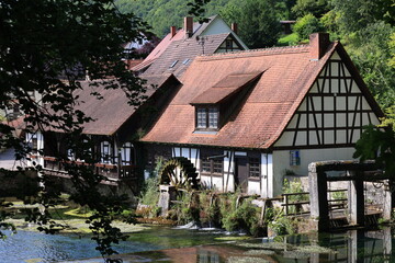 Historisches Fachwerkhaus am Blautopf, einer Quelle im Zentrum der Stadt Blaubeuren auf der Schwäbischen Alb
