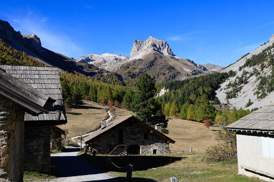 Vall&eacute;e Etroite en automne. Mont Thabor et Grand S&eacute;ru. N&eacute;vache. Massif des Cerces. Hautes-Alpes.