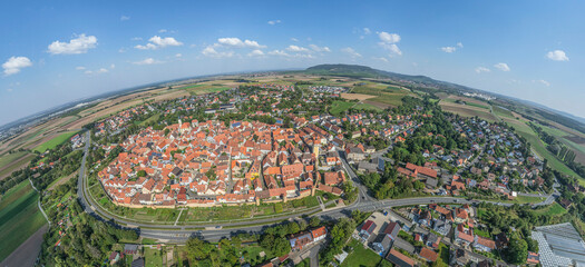 Die Stadt Mainbernheim am westlichen Rand des Steigerwaldes von oben