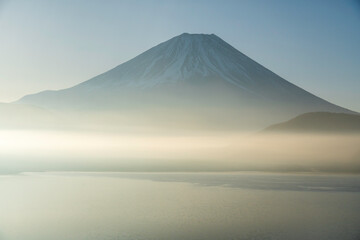 、本栖湖中ノ倉展望台から朝日を浴びて輝く雲海に浮かぶ富士山