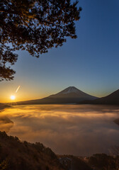 Obraz premium 、本栖湖中ノ倉展望台から朝日を浴びて輝く雲海に浮かぶ富士山