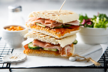 Grilled sandwich with prosciutto and vegetables