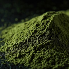 Obraz premium Moringa powder in a close-up view revealing its vibrant green color
