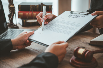 Lawyers or legal experts advise and advise on signing business contracts. or real estate trading to citizens or businessmen