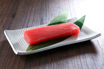 キハダマグロ短冊の皿盛り　木目背景