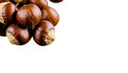 Obraz premium chestnuts isolated on white background
