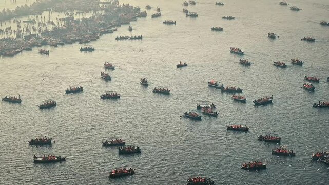 Beautiful landscape view of Triveni Sangam of Ganga, Yamuna, and Saraswati in Prayagraj. Hindu devotees enjoy boating during Mahakumbh, India's spiritual destination.
