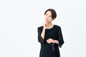 Obraz premium 喪服姿のミドルの女性