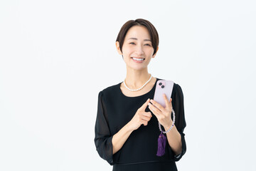 喪服姿のミドルの女性