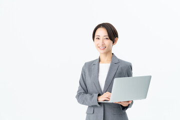 ノートパソコンを持つミドルのビジネスウーマン