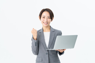 ノートパソコンを持つミドルのビジネスウーマン