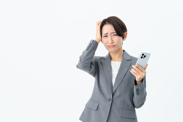 スマホを使うミドルのビジネスウーマン