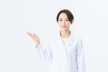 白衣のミドルの女性