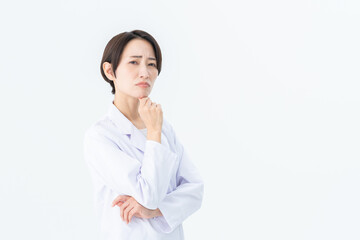 白衣のミドルの女性