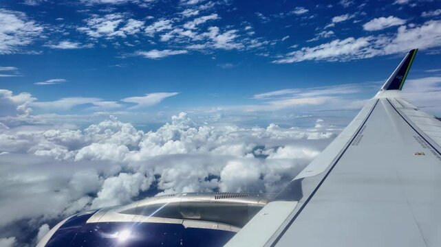 Vista da asa de avi&atilde;o comercial com grande concentra&ccedil;&atilde;o de nuvens e c&eacute;u azul. Am&eacute;rica do Sul.